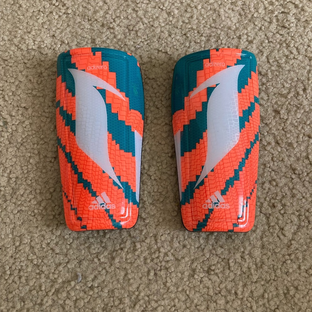 Adidas Messi 10 Shin Guards and Sleeves